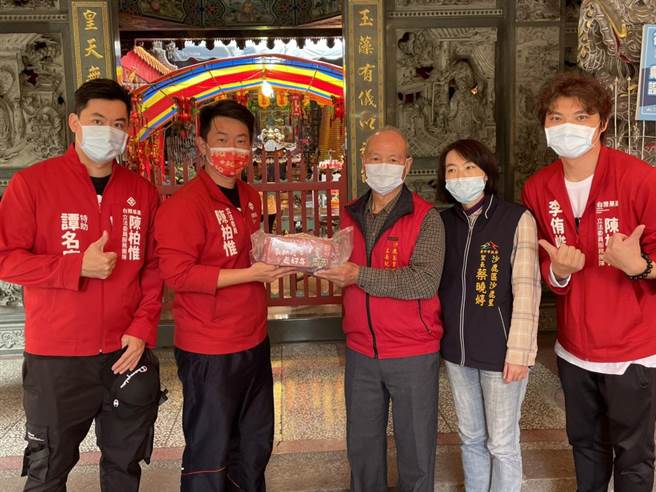 台灣基進黨立委陳柏惟（左二）面臨罷免挑戰，他受訪時老神在在表示「對自己選民有信心」。（陳柏惟服務處提供／王文吉台中傳真）