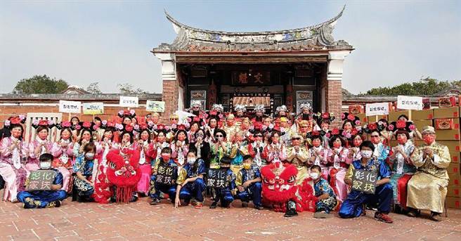 彰化家扶中心，6日别开生面在秀水乡益源古厝举围炉，贵宾们还扮演格格、王爷来替孩子们端菜了，并一起欢喜迎财神爷，提前感受年节热闹气氛。（吴敏菁摄）