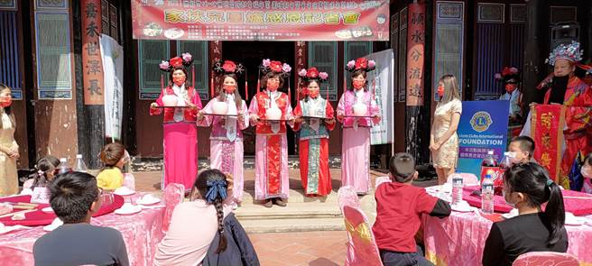 彰化家扶中心，6日别开生面在秀水乡益源古厝举围炉，贵宾们还扮演格格、王爷来替孩子们端菜了，并一起欢喜迎财神爷，提前感受年节热闹气氛。（吴敏菁摄）