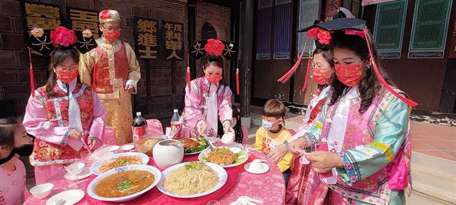 彰化家扶中心，6日别开生面在秀水乡益源古厝举围炉，三立艺人陈小菁（中）特别从台北开车下来，巧扮格格加入发送年夜菜的行列。（吴敏菁摄）