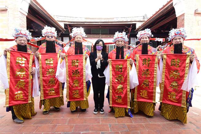 彰化家扶中心，6日别开生面在秀水乡益源古厝举围炉，贵宾们还扮演格格、王爷来替孩子们端菜了，并一起欢喜迎财神爷，提前感受年节热闹气氛。（吴敏菁摄）