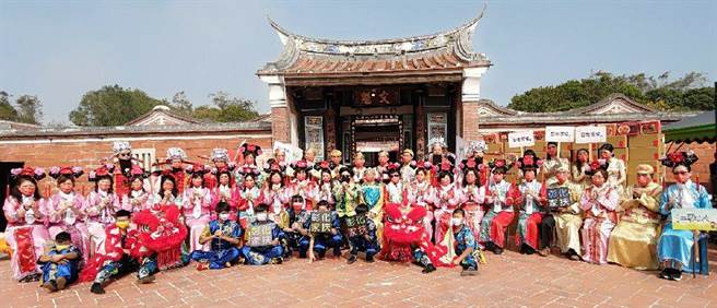 彰化家扶中心，6日别开生面在秀水乡益源古厝举围炉，贵宾们还扮演格格、王爷来替孩子们端菜了，并一起欢喜迎财神爷，提前感受年节热闹气氛。（吴敏菁摄）