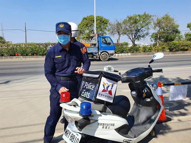 麻豆警首創「Police Eats」，送補給品給交通疏導執勤人員（讀者提供／劉秀芬台南傳真）