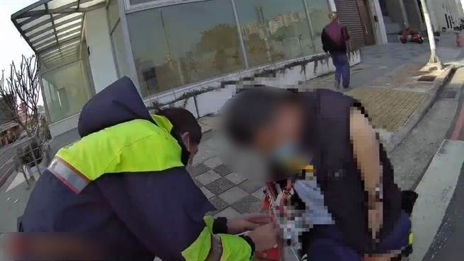 員警立即協助撿拾吹落一地的紅包袋，並幫忙掛回輪椅上，許男對於警方的積極協助表達感謝之意。（警方提供／陳世宗台中傳真）