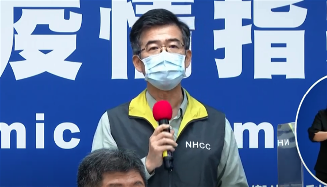 桃醫院長徐永年鞠躬致謝，表示各界的包容是前線作戰的最大後盾。(翻攝自 中時新聞網YouTube)