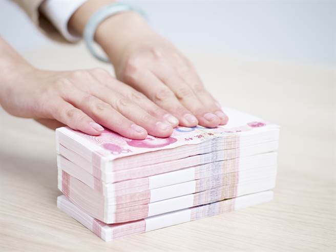 大陆火锅店老板用玩游戏的方式发奖金，没想到洗碗阿姨竟真的抱走最大奖40万人民币。(示意图/达志影像)