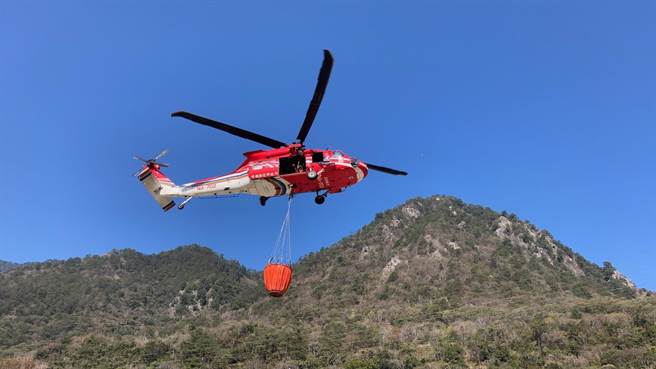 八仙山事業區第85林班起火，空勤直升機掛水袋投入滅火。（東勢林管處提供／王文吉台中傳真）