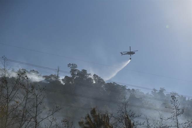 八仙山事業區第85林班起火，空勤直升機掛水袋投入滅火。（東勢林管處提供／王文吉台中傳真）