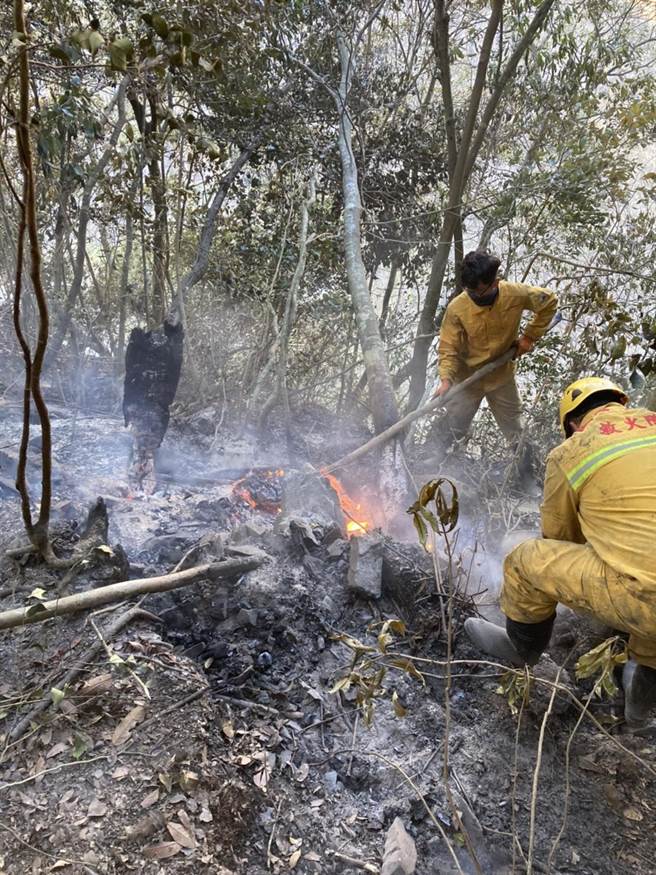 東勢林區管理處動員森林護管員進行地面滅火及處理煙點。（東勢林管處提供／王文吉台中傳真）