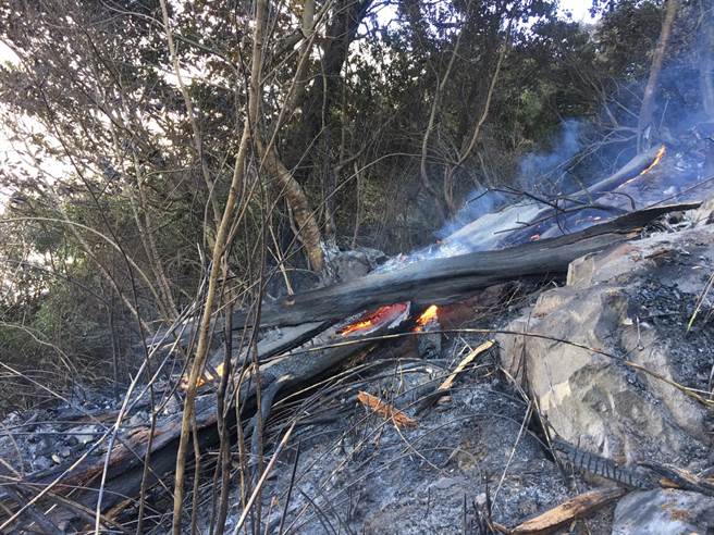 中橫便道19.3K森林火災歷經8小時地面及空中搶救，火場下邊坡火勢已獲控制。（東勢林管處提供／王文吉台中傳真）