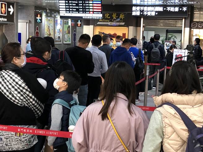 人來人往的金門航空站，春節後預期出現返台人潮。（李金生攝）