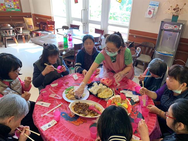 花莲门诺医院寿丰分院病友团圆围炉活动，今年受疫情影响，首度移师至各病房举行，虽不如以往齐聚一堂热闹氛围，不过医院同仁仍将各病房布置地很有年味，不减过节温馨气氛。（门诺医院提供／罗亦晽花莲传真）