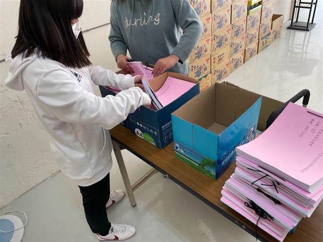 「删Q总部」志工核对资料，并造册穿绳，将送至中选会提案罢免陈柏惟。（王文吉摄）