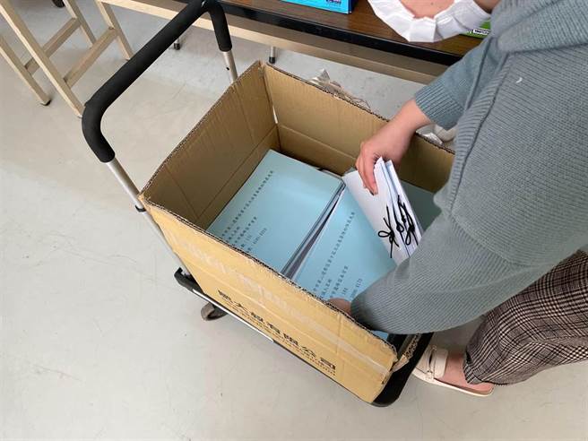 「删Q总部」志工核对资料，并造册穿绳，将送至中选会提案罢免陈柏惟。（王文吉摄）
