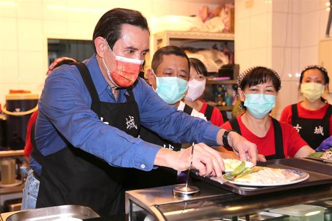 馬英九（左一）前往內湖傳統市場小吃店體驗一日店員。（黃世麒攝）