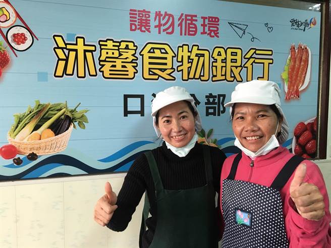 疫起放下思乡愁，金妮（左）与罗海娜（右）2名新住民欢喜为云林县偏乡独老做羹汤。（劳动部劳动力发展署云嘉南分署提供／张朝欣云林传真）