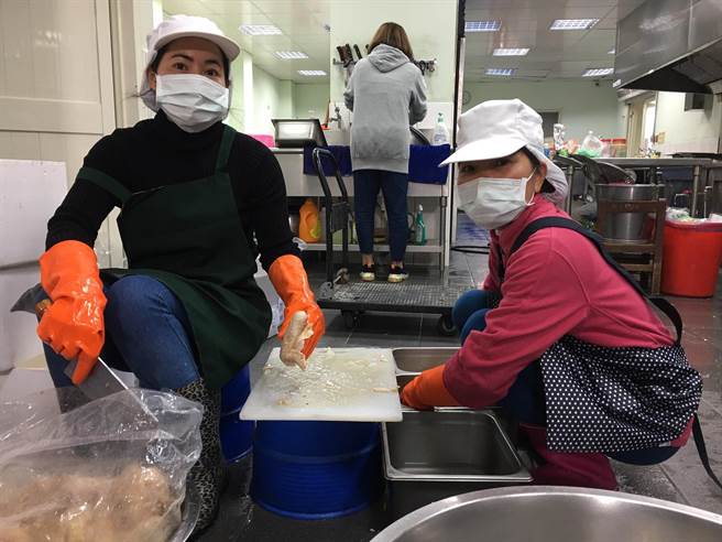 疫起放下思乡愁，金妮（左）与罗海娜（右）2名新住民欢喜为云林县偏乡独老做羹汤。（劳动部劳动力发展署云嘉南分署提供／张朝欣云林传真）