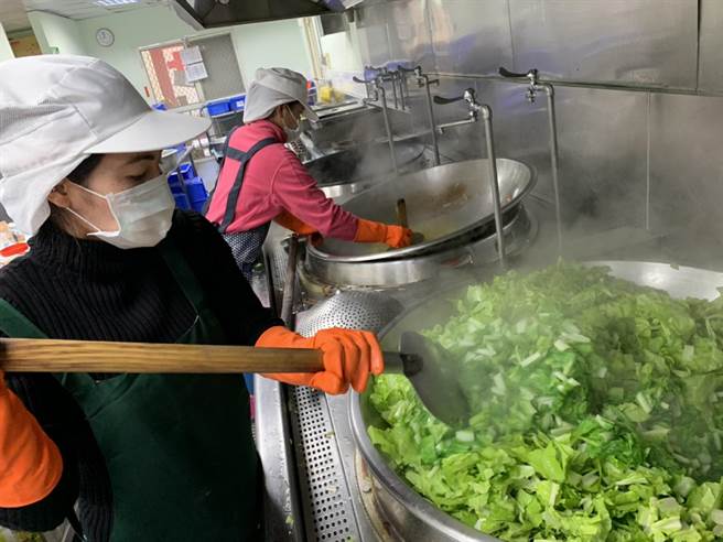 疫起放下思乡愁，金妮（左）与罗海娜（右）2名新住民欢喜为云林县偏乡独老做羹汤。（劳动部劳动力发展署云嘉南分署提供／张朝欣云林传真）