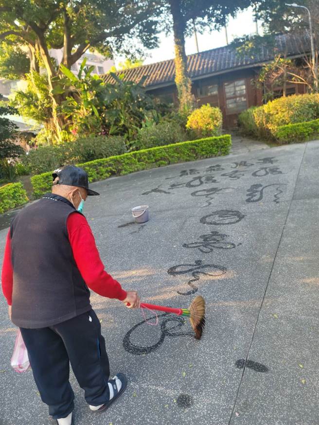 洪宗喜仅国小毕业，秉持活到老、学到老精神，挥毫写字成他的日常。（照片/游定刚 拍摄）