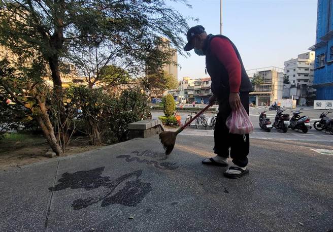 洪宗喜表示，地上挥毫不仅不会浪费纸张，没用完水桶的水还可以浇花。（照片/游定刚 拍摄）