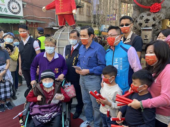 前总统马英九7日前往三重义天宫发送新年春联、口罩，吸引约300位民眾到场排队领取红包（戴上容摄）