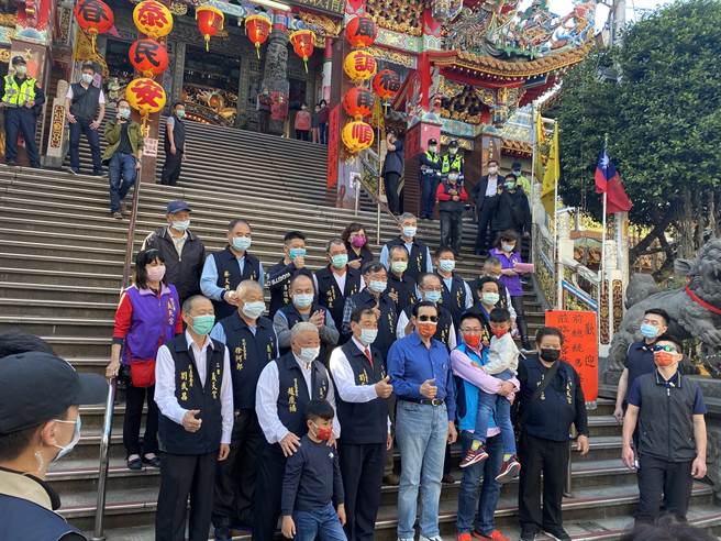 前总统马英九7日前往三重义天宫发送新年春联、口罩，吸引约300位民眾到场排队领取红包（戴上容摄）