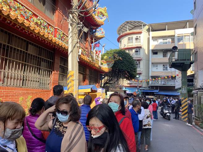 前总统马英九7日前往三重义天宫发送新年春联、口罩，吸引约300位民眾到场排队领取红包（戴上容摄）