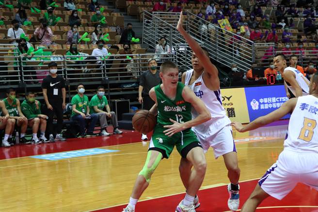 松山喬納森（中）拚勁十足，8強賽階段7場比賽都為球隊貢獻雙位數得分、籃板。（大會提供）