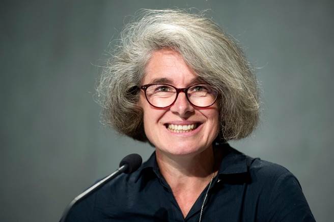 天主教教宗方濟各（Pope Francis）打破傳統，任命法籍貝卡爾（Nathalie Becquart）為世界主教會議副秘書長，這是首位女性擔任此職，並具有投票權。（資料照／TPG、達志影像）