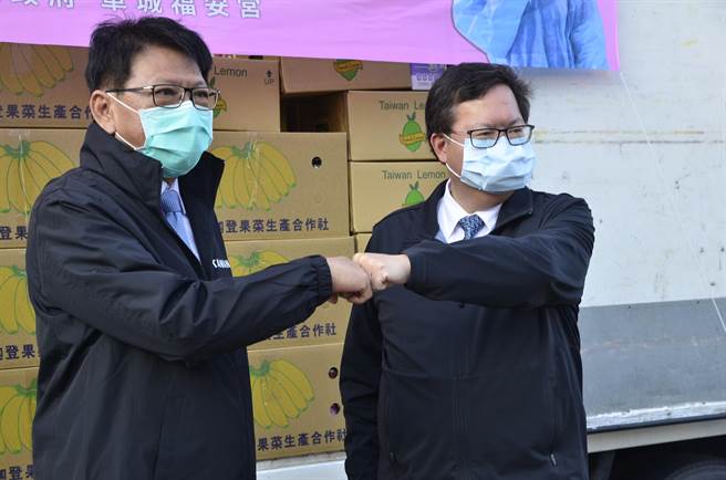 屏东县长潘孟安7日赠送2货车水果给桃园医护，车城福安宫也赠送300万防疫基金给防疫医院。潘孟安（左）也和桃园市长郑文灿（右）击拳。（赖佑维摄）