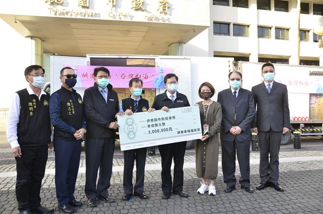 屏东县长潘孟安7日赠送2货车水果给桃园医护，车城福安宫也赠送300万防疫基金给防疫医院。（赖佑维摄）