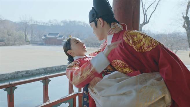 申惠善（左）和金正铉秀恩爱。（friDay影音提供）