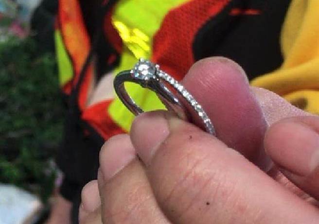 溪州焚化炉垃圾海里大海捞针，找回丢失结婚钻戒。（田中清洁队提供／吴敏菁彰化传真）