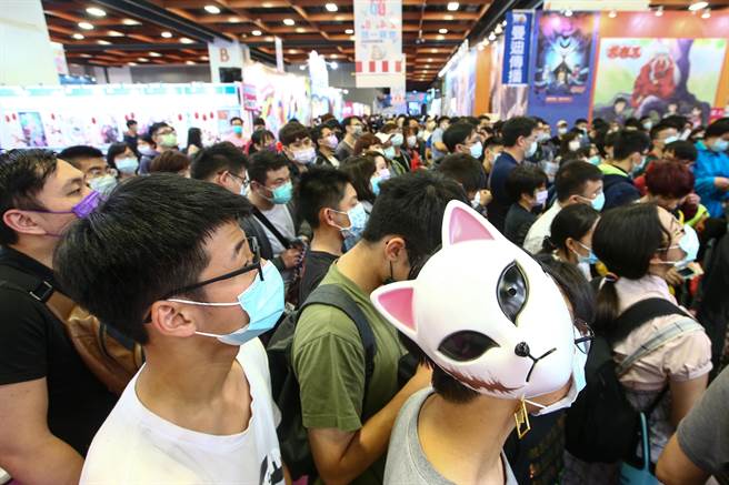 2021第九届台北国际动漫展在世贸一馆举行，疫情不减漫迷热情，周日仍吸引许多动漫迷入场参观。（邓博仁摄）