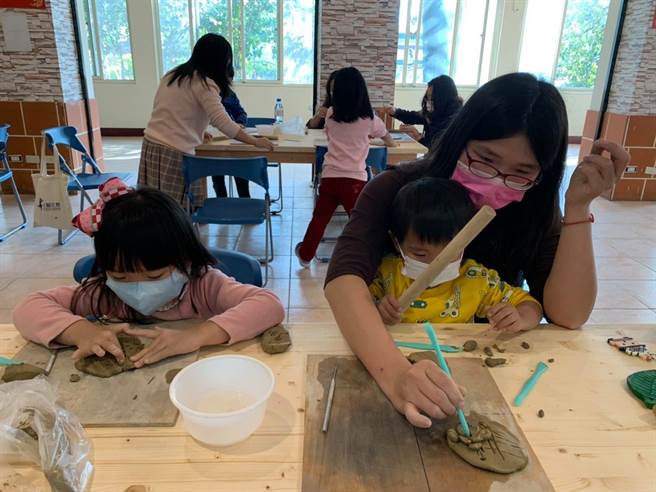 苗栗县政府活络苗栗特色馆馆场，农历春节期间办理生活陶市集以及手感DIY教学，邀请民眾一同感受在地陶艺风华。（苗栗县政府提供／何冠娴苗栗传真）