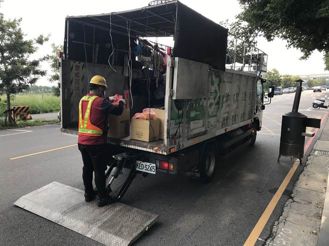 中市府环保局推动「纸钱集中烧」政策，鼓励市民将纸钱交由清洁队载送集中处理。（台中市环保局提供／陈淑芬台中传真）