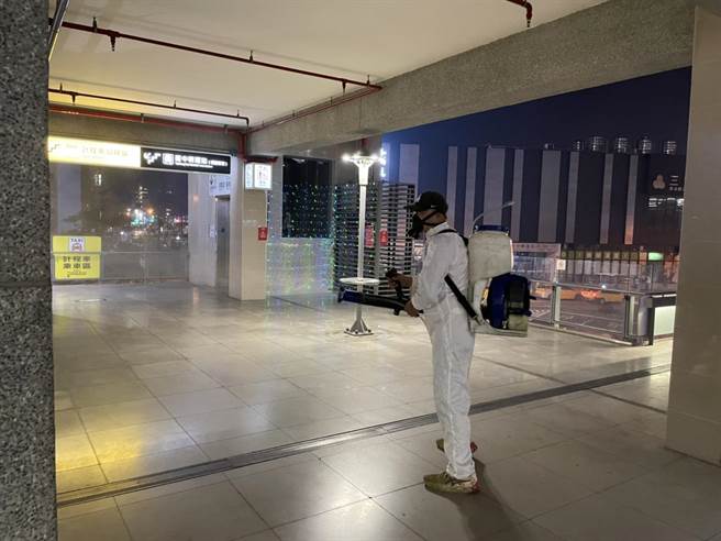 台中市府交通局日前进行大眾运输工具防疫宣导与消毒作业。（台中市交通局提供／陈淑芬台中传真）