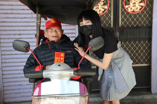 黎晏孜(右)到云林送上物资和红包，让长者可以开心过年。(经纪公司提供)