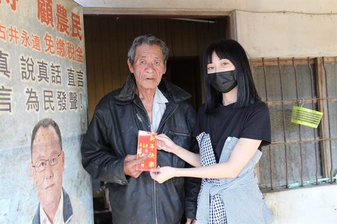 黎晏孜(右)寒冬送暖，长者既开心又暖心。(经纪公司提供)