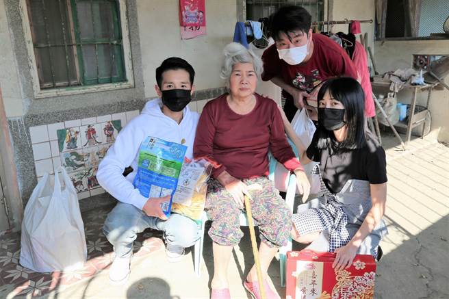 黎晏孜(右)和味噌(右二)以及孟翔(左)，陪独居阿嬷聊天，老人家超开心。(经纪公司提供)