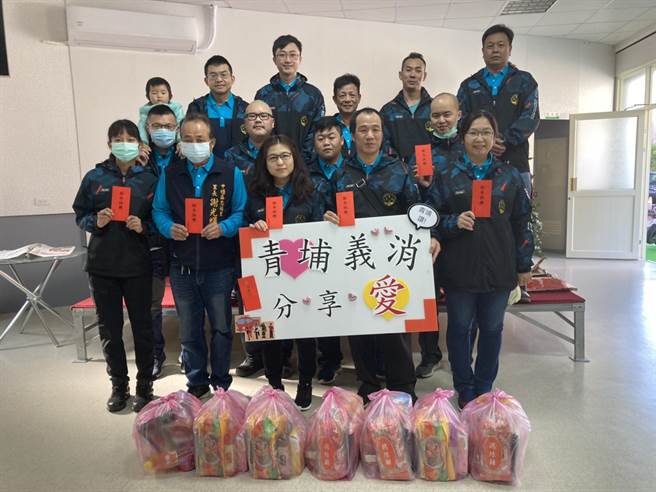 青埔義消分隊送愛，發送物資加菜金助弱勢。(消防局提供／呂筱蟬桃園傳真)