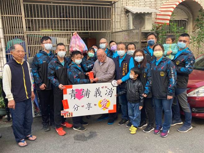 青埔義消分隊送愛，發送物資加菜金助弱勢。(消防局提供／呂筱蟬桃園傳真)