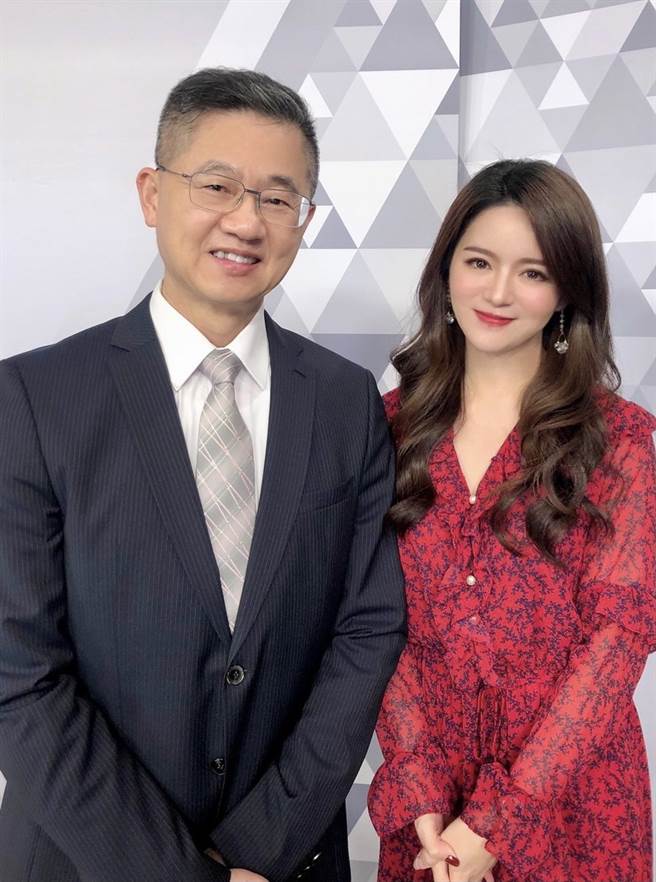 台湾运彩总经理林博泰(左)上时来运转节目，与主持人尉迟佩玉(右)谈运彩眉角。(邱子轩摄)