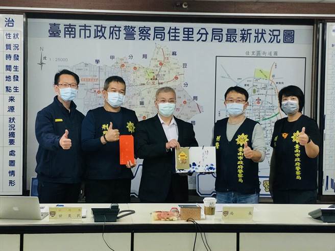 台南市警察局局長方仰寧至佳里分局座談，並頒發破獲職業賭場有功人員慰問金與破案茶。（台南市佳里警分局提供／劉秀芬台南傳真）