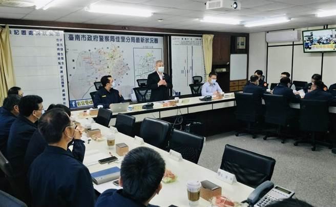 台南市警察局局長方仰寧至佳里分局座談，並頒發破獲職業賭場有功人員慰問金與破案茶。（台南市佳里警分局提供／劉秀芬台南傳真）