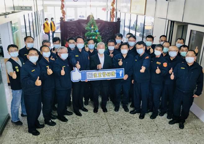 台南市警察局局長方仰寧至佳里分局座談，並頒發破獲職業賭場有功人員慰問金與破案茶。（台南市佳里警分局提供／劉秀芬台南傳真）