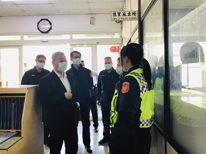 台南市警察局局長方仰寧(前左)至佳里分局座談，並頒發破獲職業賭場有功人員慰問金與破案茶。（台南市佳里警分局提供／劉秀芬台南傳真）