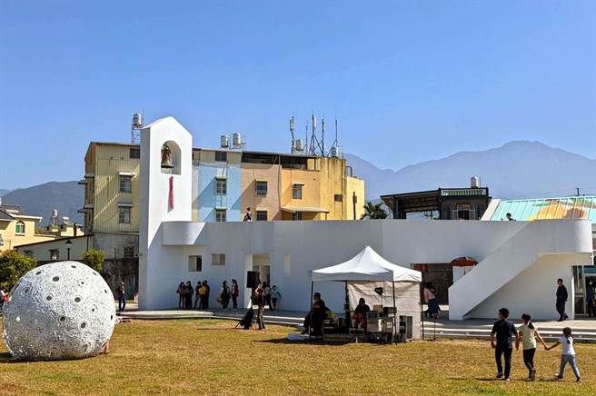 屏东可可跨域推广所7日开幕，与重建的佳佐天主堂共构，成为沿山公路新景点，也是推广可可产业重要基地，提升台湾巧克力的品牌能见度。（潘建志摄）