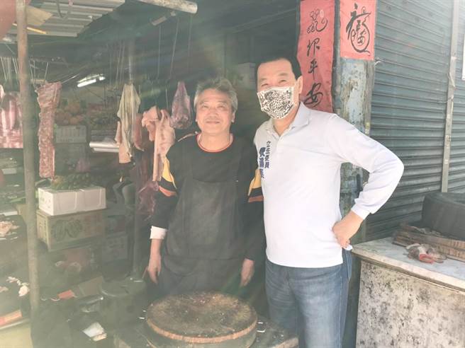 立委費鴻泰向攤商拜年「恭喜發財」。（費鴻泰團隊提供）