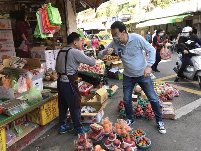 因為疫情原因，費鴻泰見到熟朋友就採用另類的打招呼方式。（立委費鴻泰團隊提供）